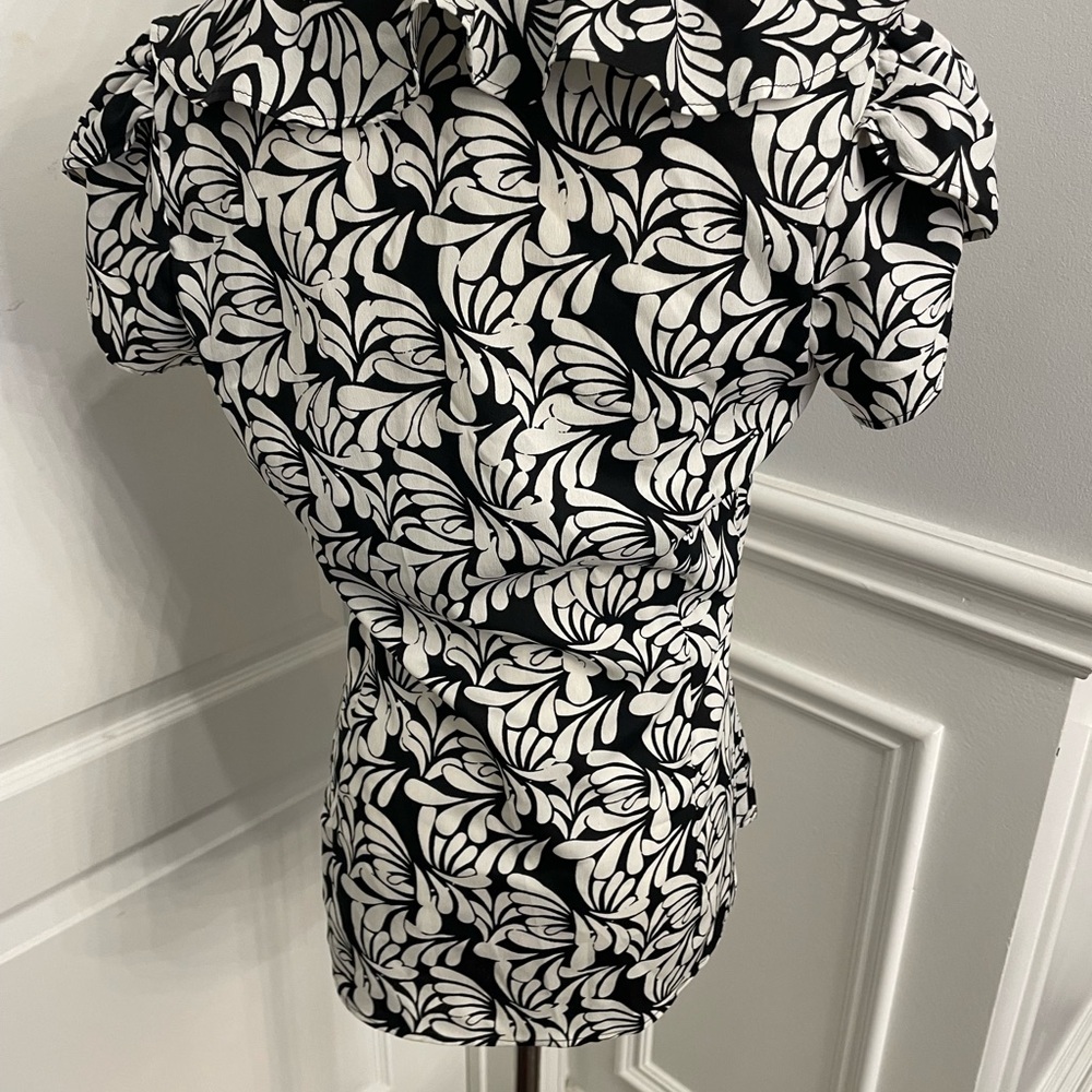 Banana Republic Black and White Ruffle V-Neck Blouse - Picture 4 of 7